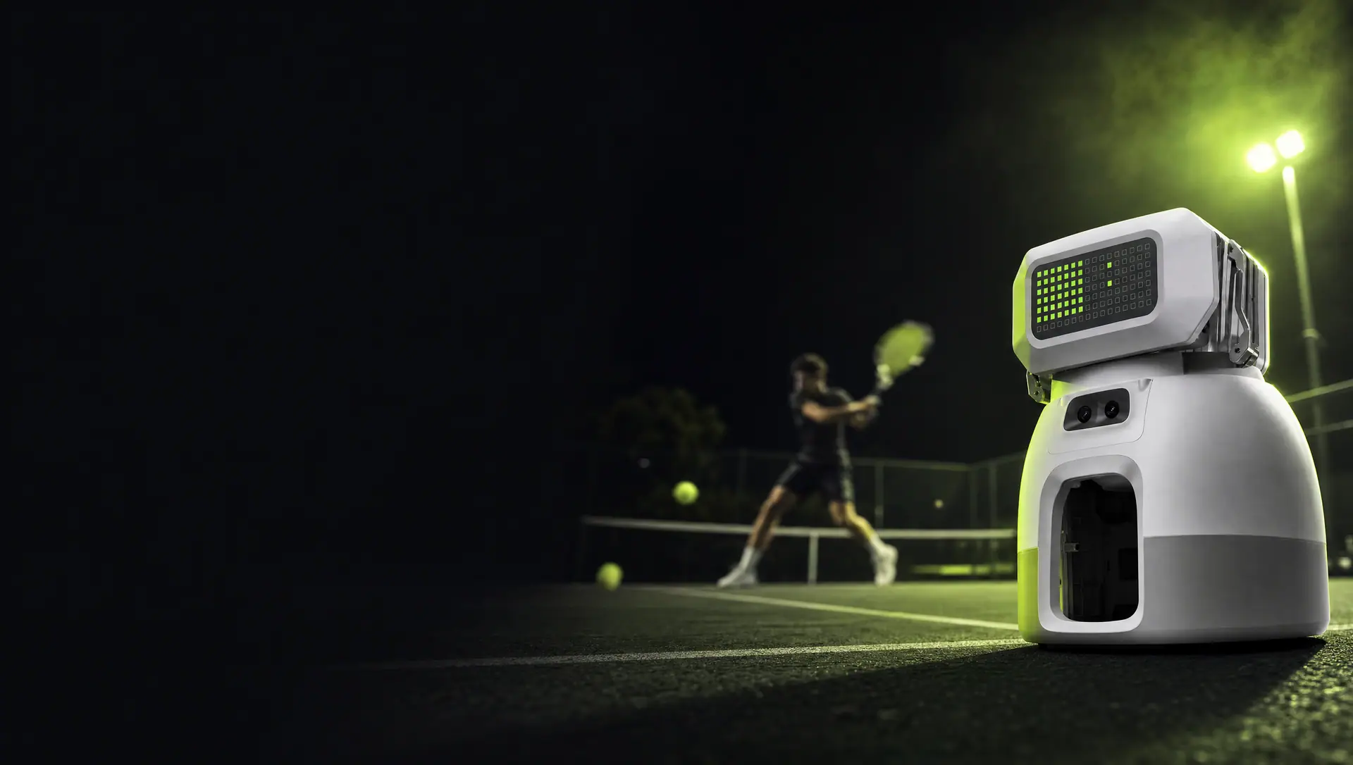 Tenniix KI-Tennisroboter auf einem Tennisplatz bei Dämmerung, im Hintergrund ein Spieler in Bewegung