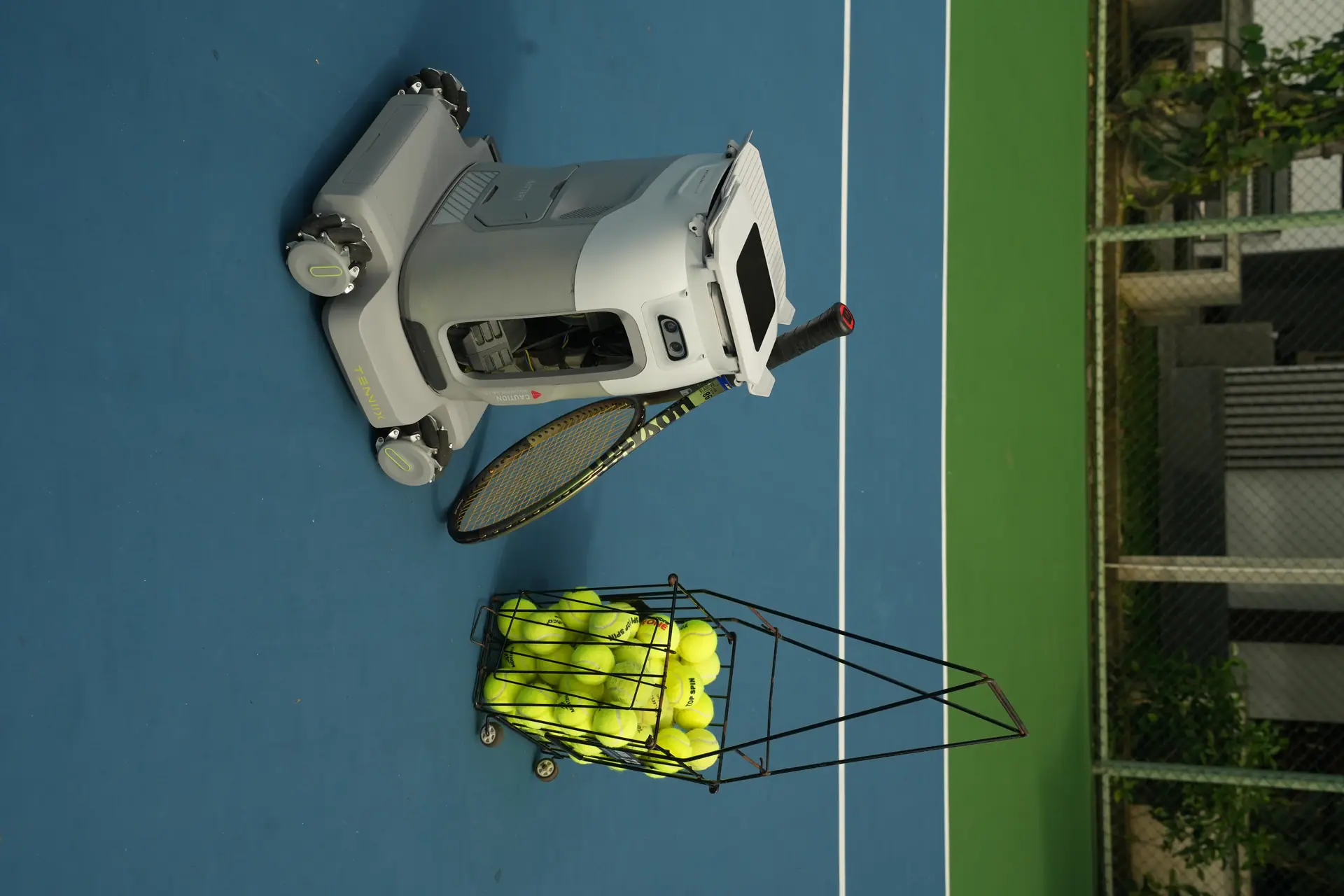 Player training with the Tenniix robot on the tennis court