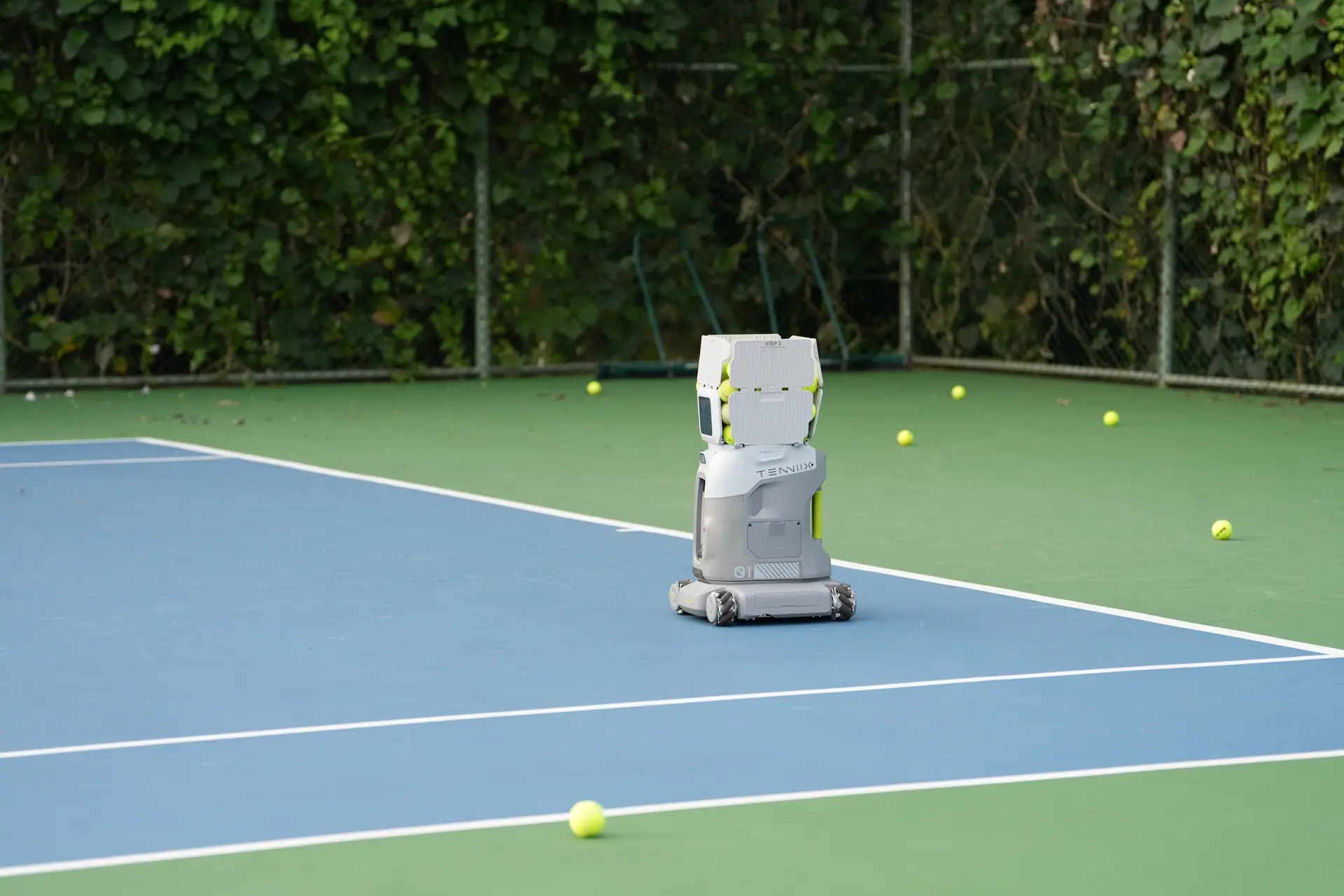 The Tenniix robot stands alone on an empty tennis court – no training partner in sight.